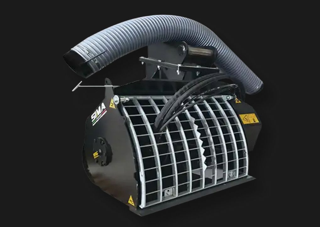 SIMA Betonmischschaufel mit Schutzgitter und Baggeradapter vor schwarzem Hintergrund