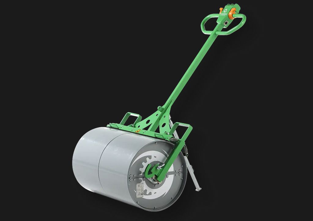 Rasenwalze freigestellt mit stabilem Führungsgriff