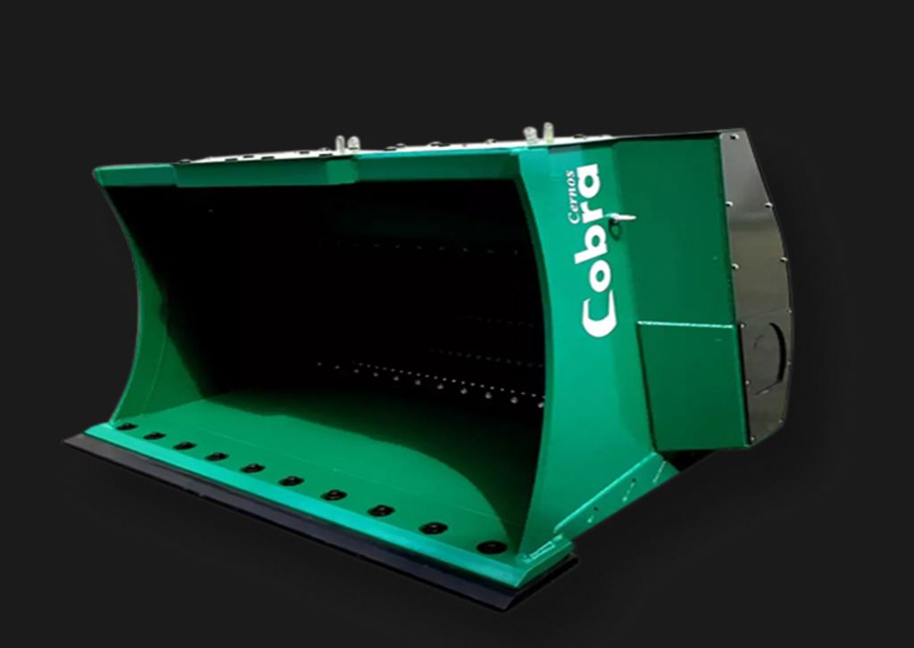 Cobra Sieblöffel Anbaugerät freigestellt auf schwarzem Hintergrund