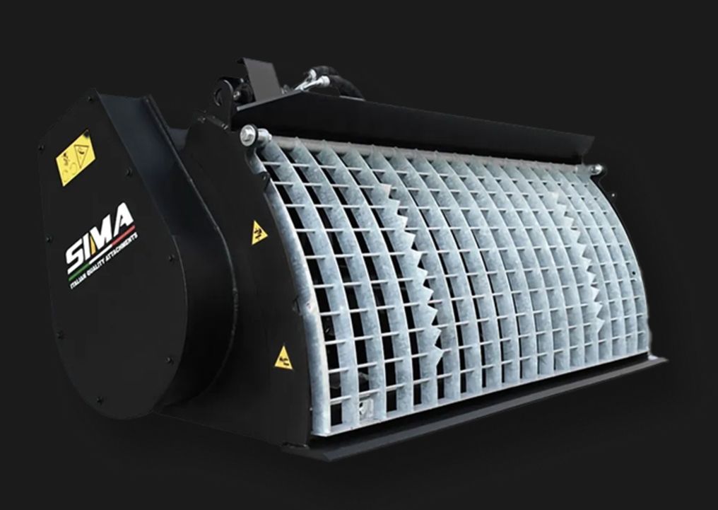 Der SIMA S100 Betonmischer mit Schutzgitter und Baggeradapter vor schwarzem Hintergrund