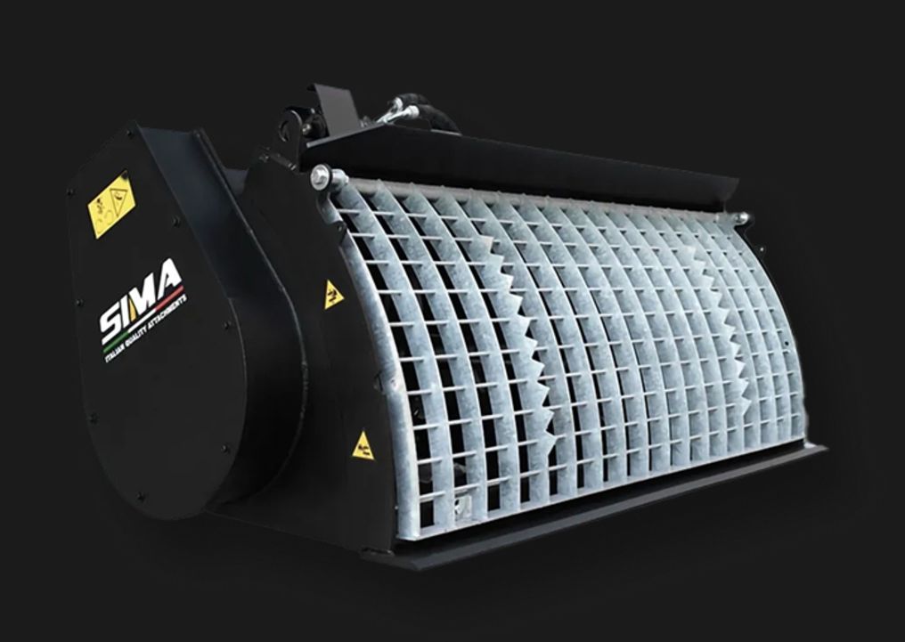 Seitenansicht vom SIMA S75 Betonmischer mit Schutzgitter und Baggeradapter vor schwarzem Hintergrund