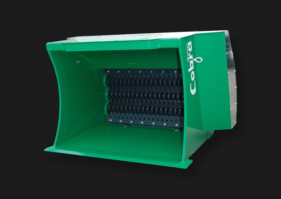 Cobra Sieblöffel Anbaugerät für Bagger vor schwarzem Hintergrund