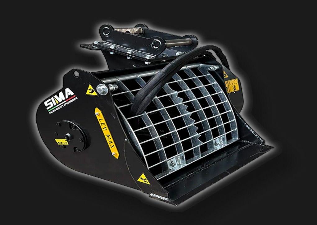 SIMA Betonmischschaufel mit Schutzgitter und Baggeradapter vor schwarzem Hintergrund
