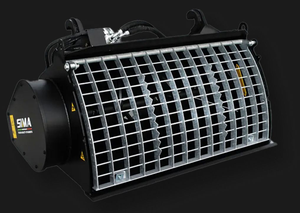 SIMA S45 mit Schutzgitter und Baggeradapter vor schwarzem Hintergrund