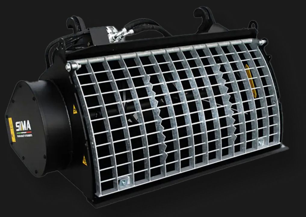 Der SIMA S50 Betonmischer mit Schutzgitter und Baggeradapter vor schwarzem Hintergrund