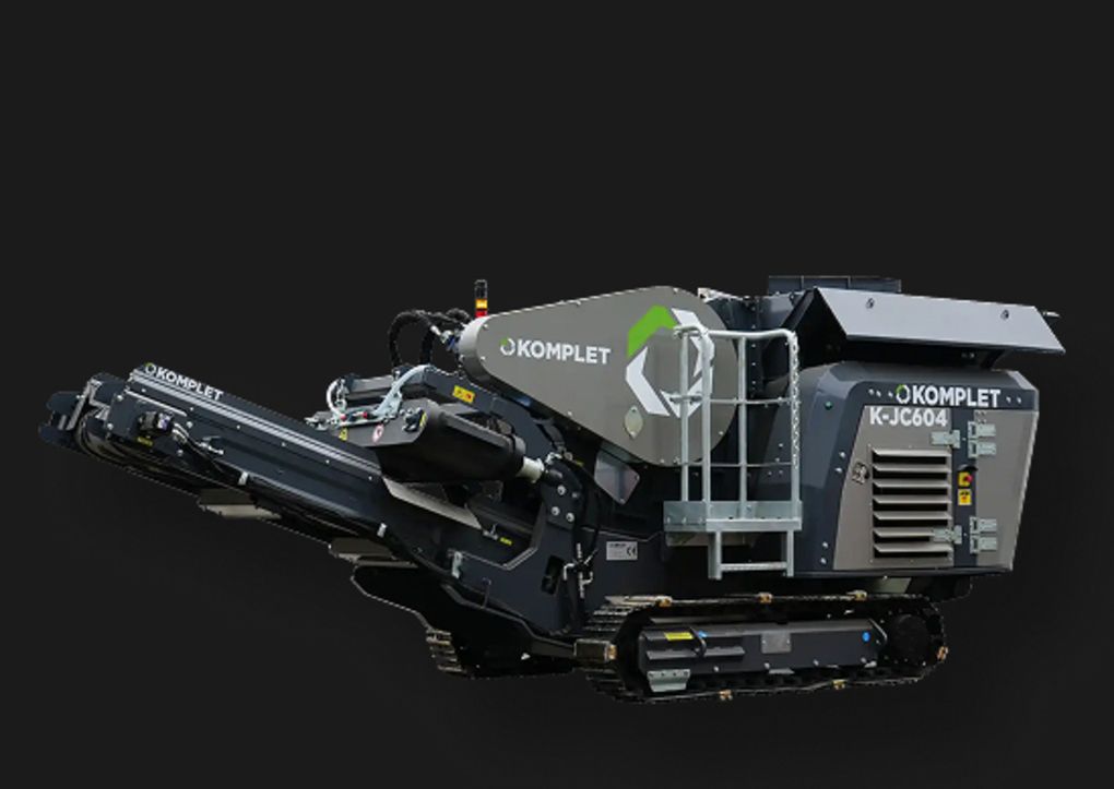 Komplet K JC604 Backenbrecher freigestellt auf schwarzem Hintergrund