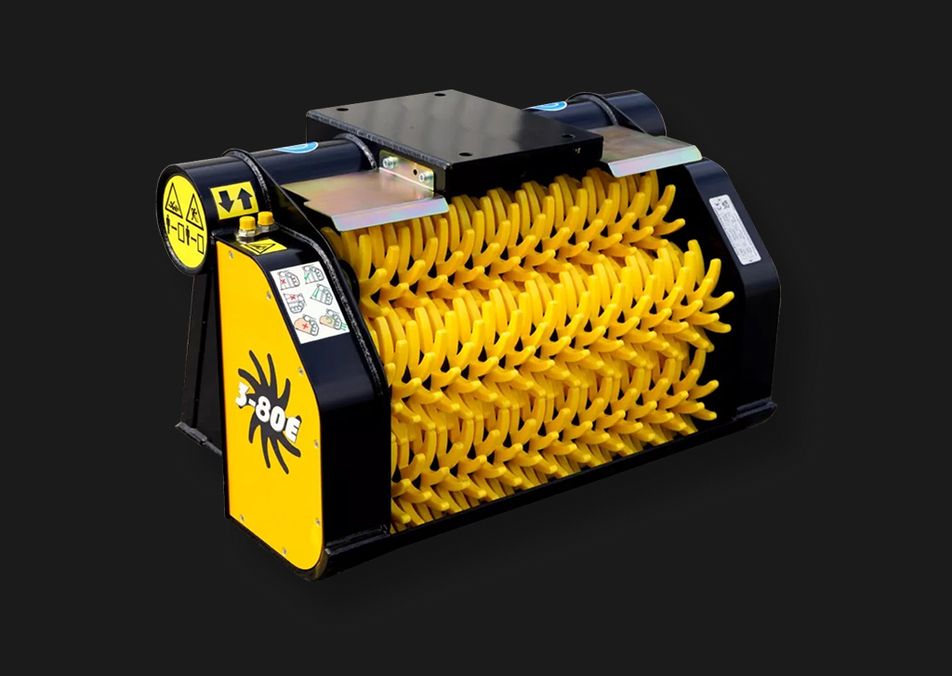 Kompakte Bodenfräse 3 80 E freigestellt auf schwarzem Hintergrund