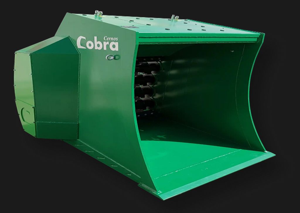 Cobra Sieblöffel Anbaugerät freigestellt vor schwarzem Hintergrund