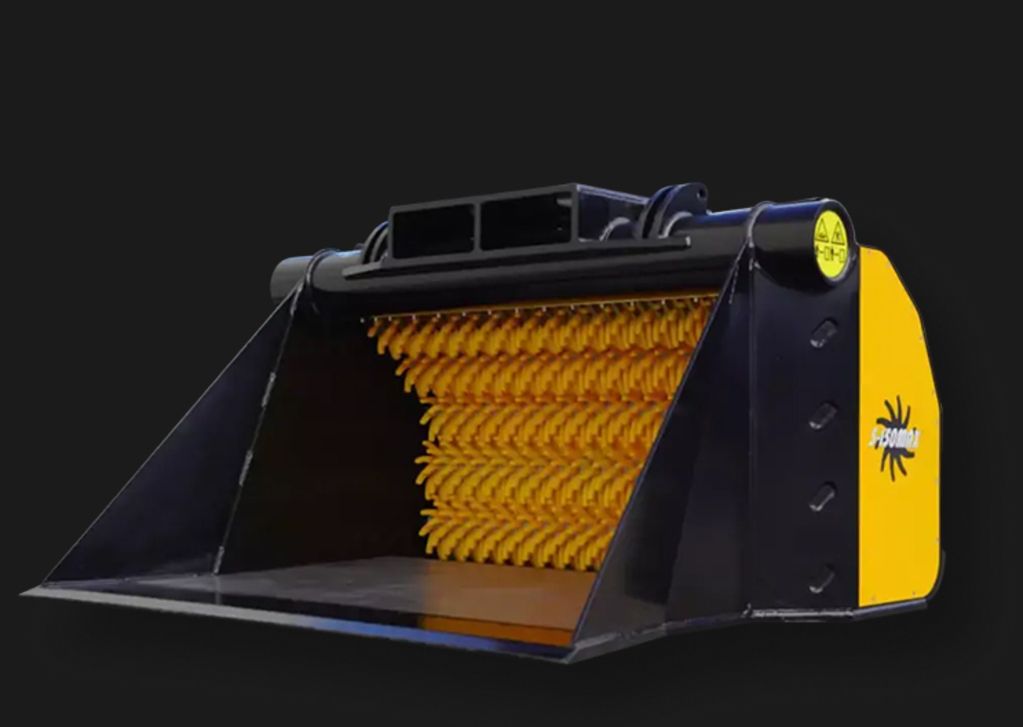 Siebschaufel mit Siebsternen freigestellt auf schwarzem Hintergrund