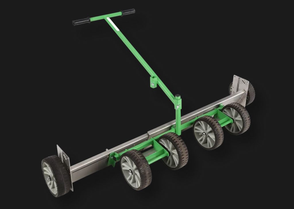 Planiergerät für Sportplatzpflege auf schwarzem Hintergrund