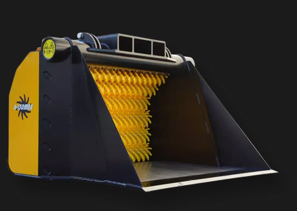 Siebschaufel freigestellt auf schwarzem Hintergrund