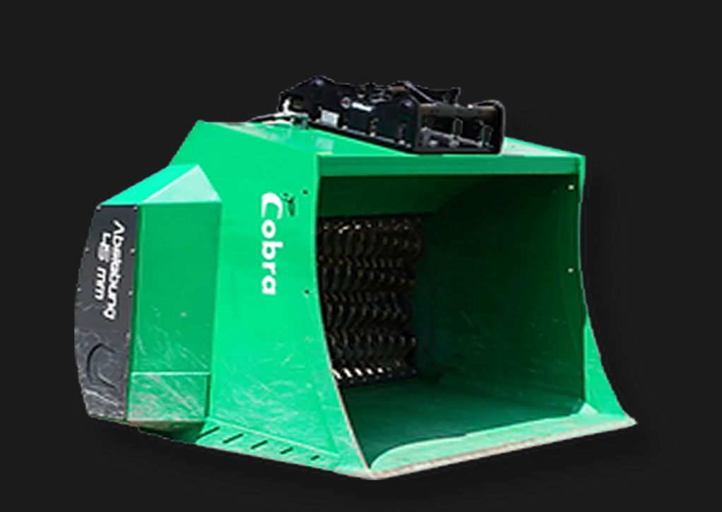 Cobra Sieblöffel Anbaugerät freigestellt vor schwarzem Hintergrund