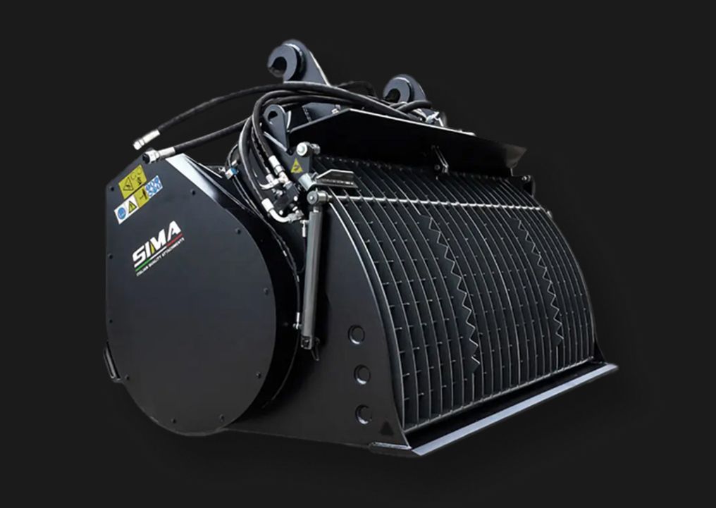 Seitenansicht vom SIMA S150 Betonmischer mit Schutzgitter und Baggeradapter vor schwarzem Hintergrund