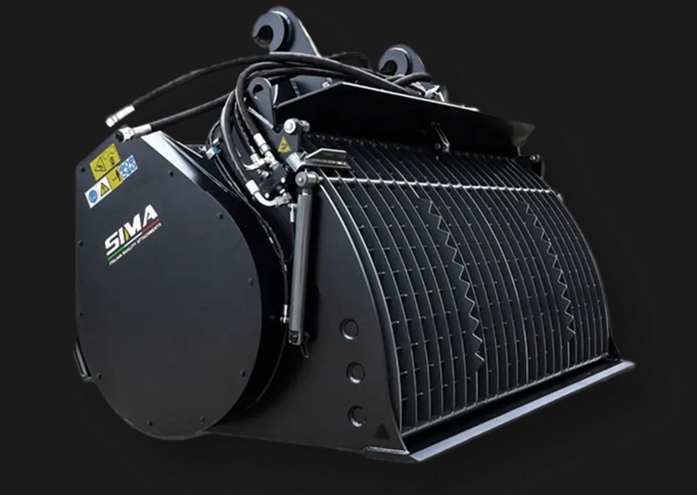 Seitenansicht vom SIMA S200 Betonmischer mit Schutzgitter und Baggeradapter vor schwarzem Hintergrund