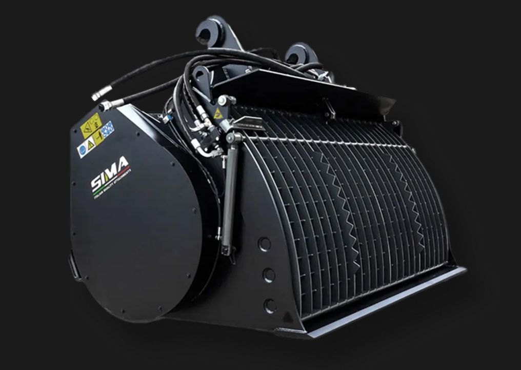 Seitenansicht vom SIMA S180 Betonmischer mit Schutzgitter und Baggeradapter vor schwarzem Hintergrund