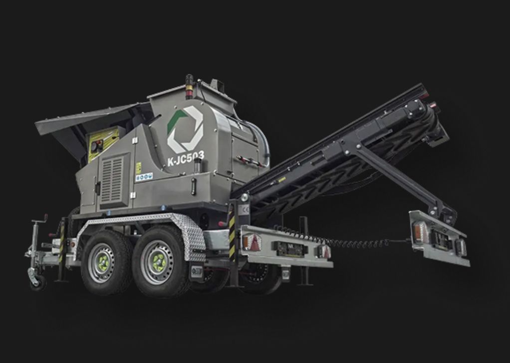 Komplet K JC503 Backenbrecher freigestellt auf schwarzem Hintergrund