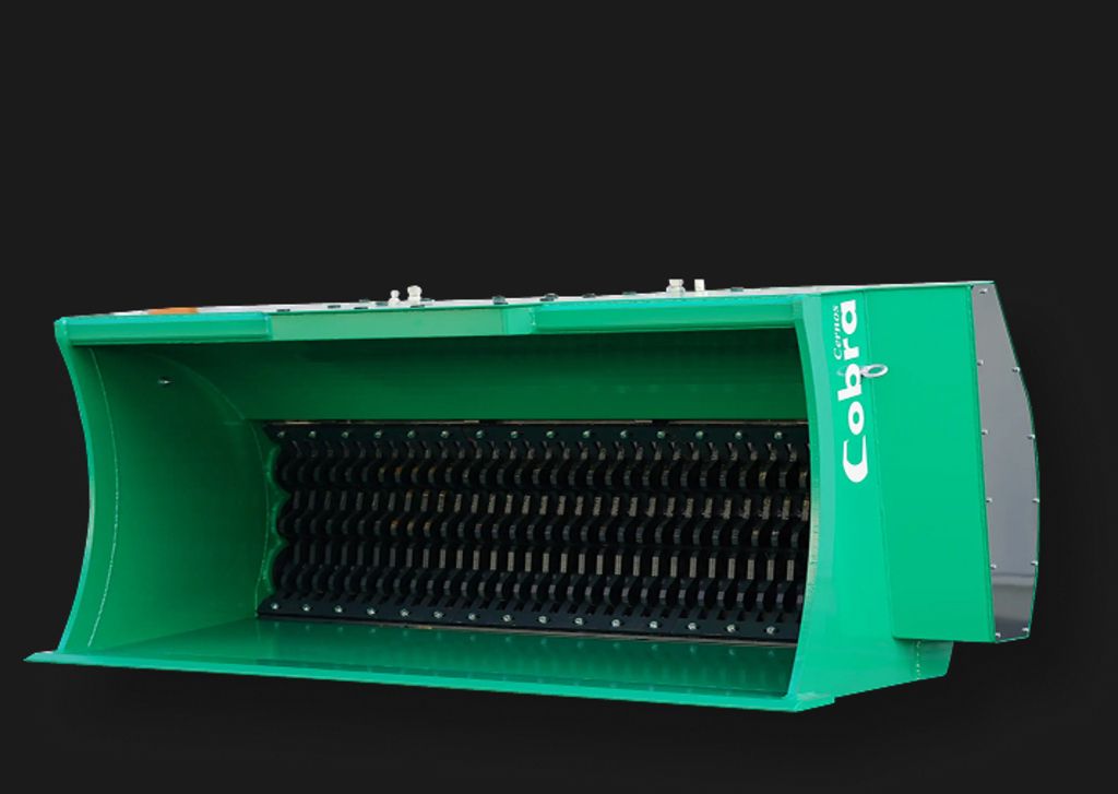 Cobra Sieblöffel freigestellt vor schwarzem Hintergrund Seitenansicht