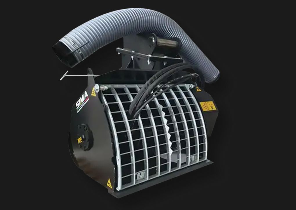 SIMA Betonmischschaufel mit Schutzgitter und Baggeradapter vor schwarzem Hintergrund