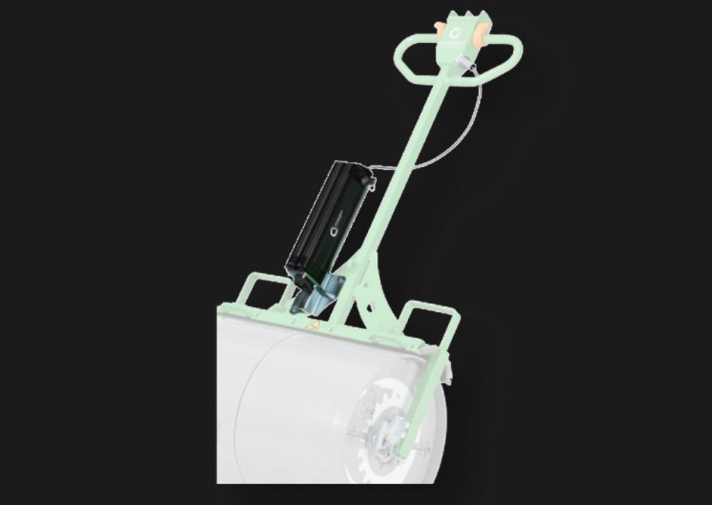 Akku für eine Rasenwalze freigestellt mit stabilem Führungsgriff