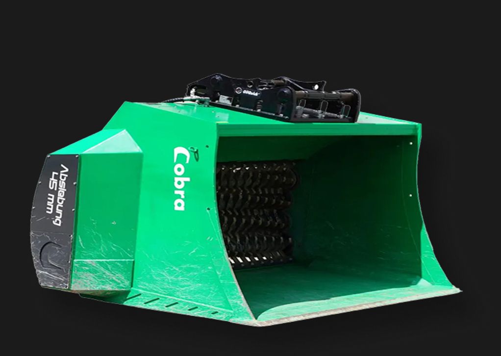 Grüne Cobra Cernos Siebschaufel mit 45 mm Absiebung vor schwarzem Hintergrund