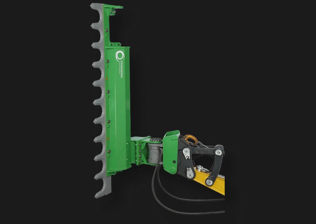 Astschere vertikal am Baggerarm freigestellt