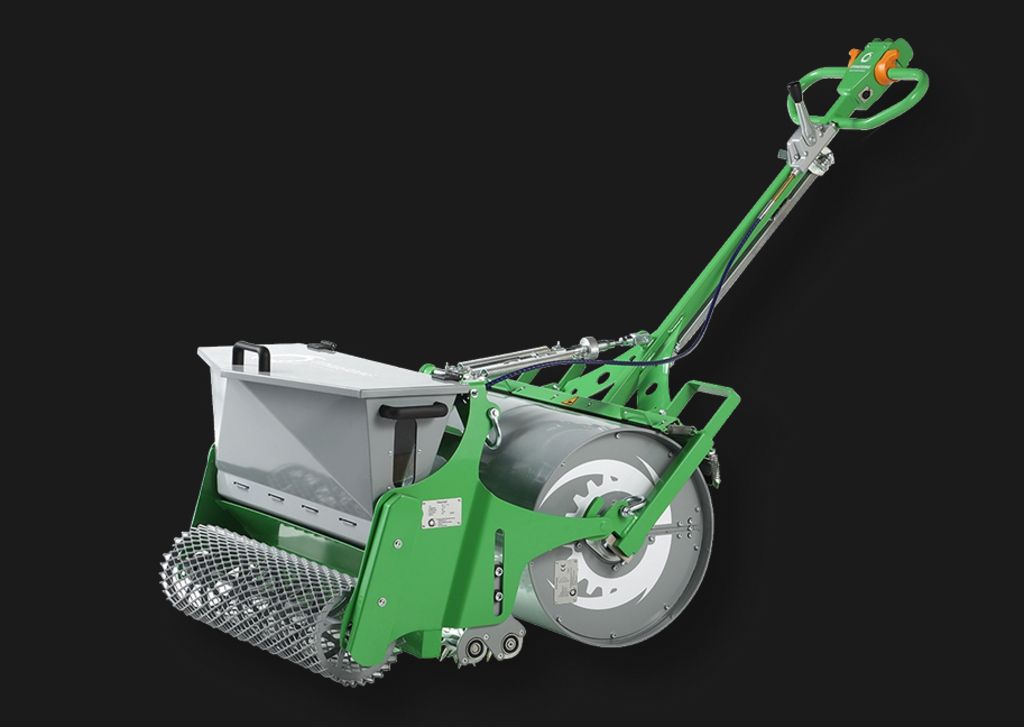 Rasenwalze mit Streuwagen für Sportplatzpflege