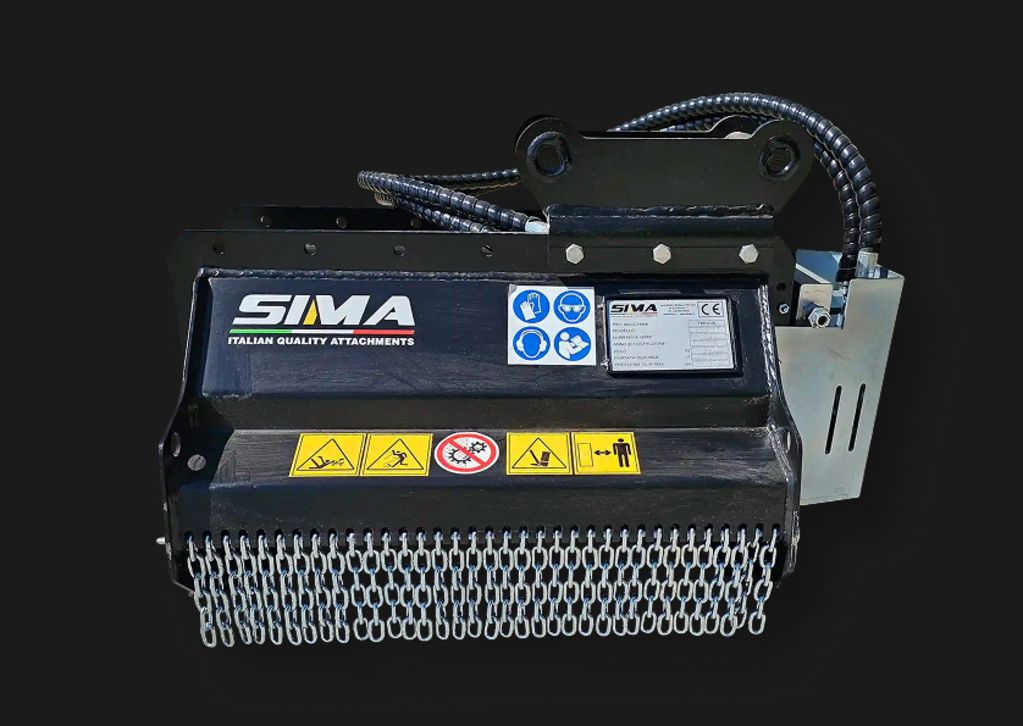 SIMA Mulcher Anbaugerät mit Kettenvorhang auf schwarzem Hintergrund