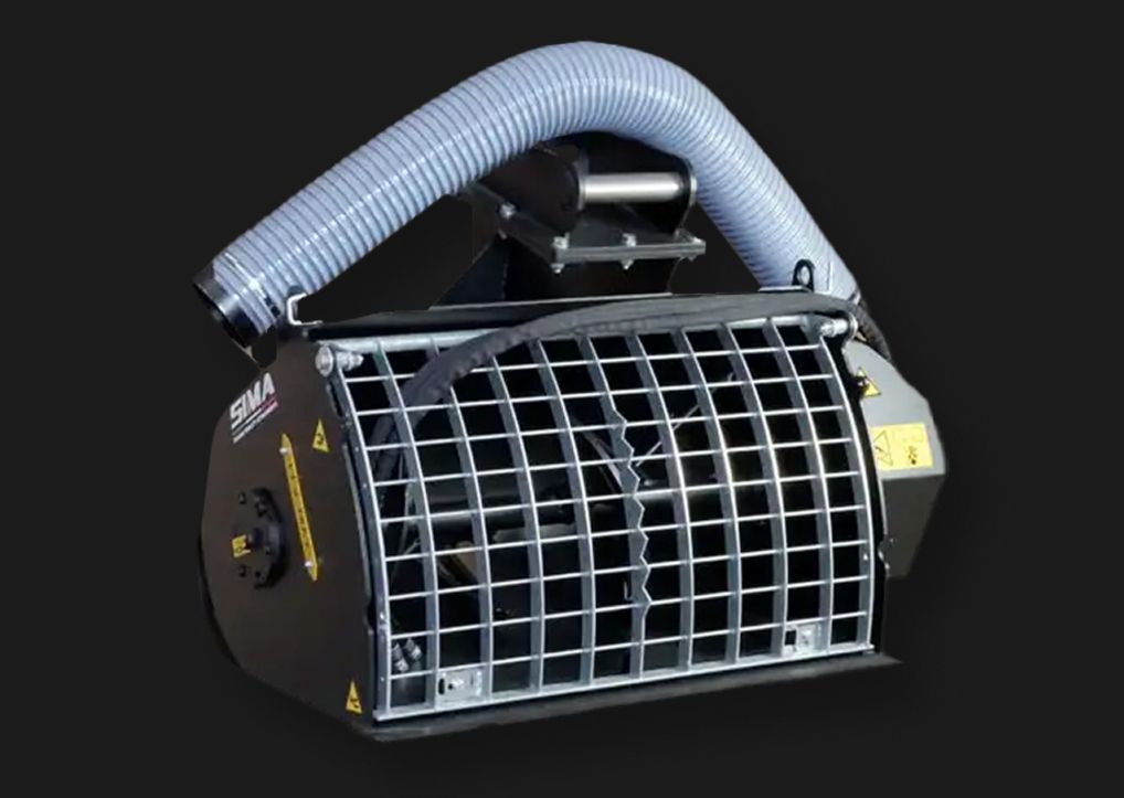 SIMA Betonmischschaufel mit Schutzgitter und Baggeradapter vor schwarzem Hintergrund