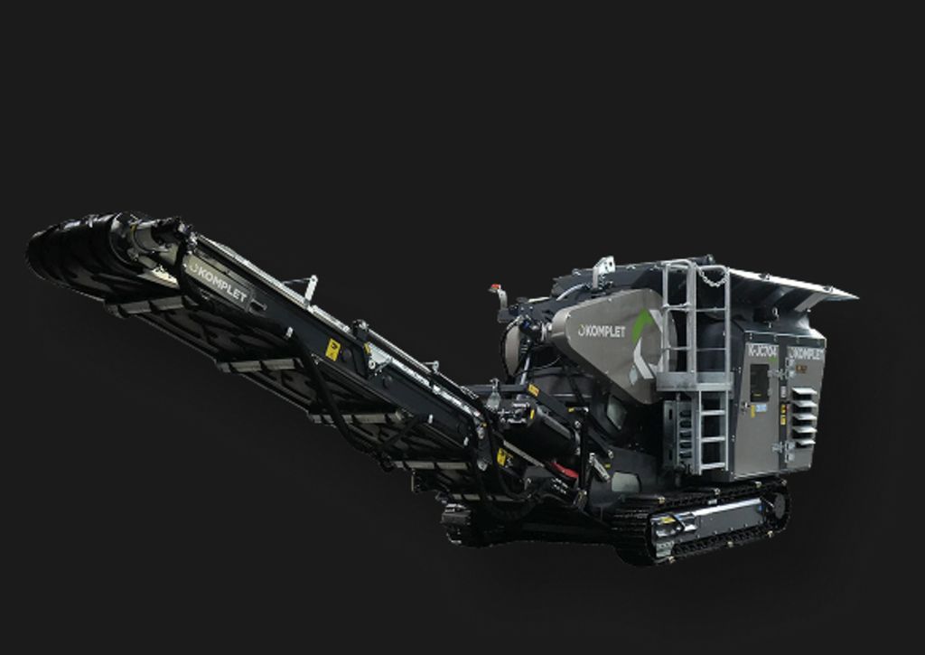 Komplet K JC704 Backenbrecher freigestellt auf schwarzem Hintergrund