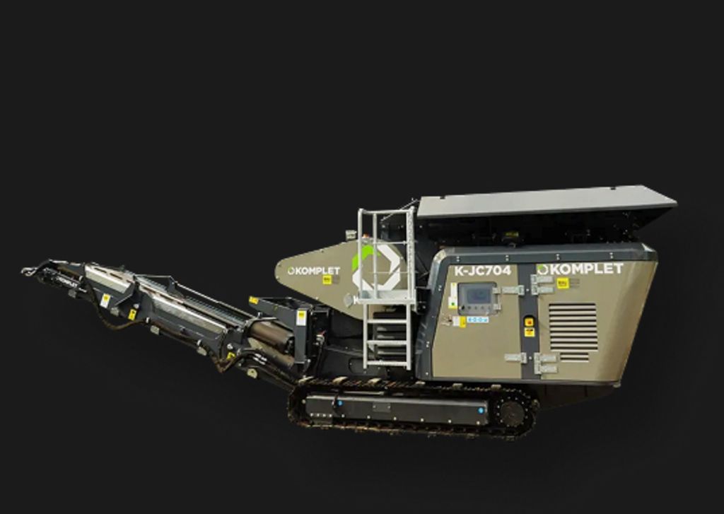 Komplet K JC704 Backenbrecher freigestellt auf schwarzem Hintergrund