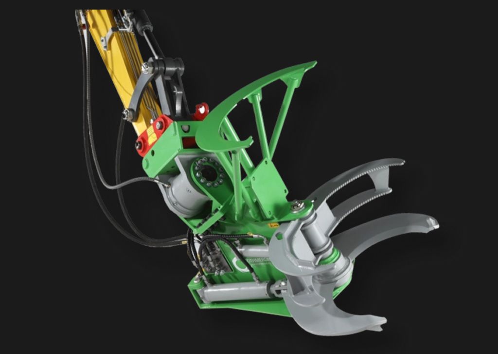 Fällgreifer am Baggerarm auf schwarzem Hintergrund