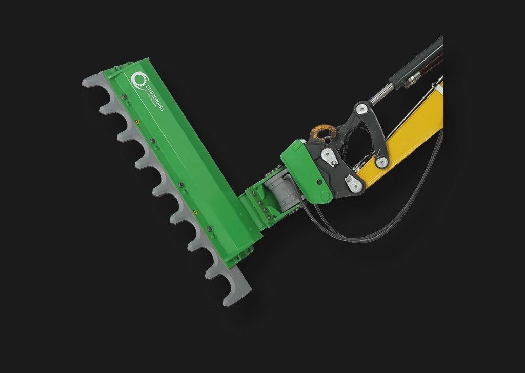 Mulchgreifer am Baggerarm auf schwarzem Hintergrund