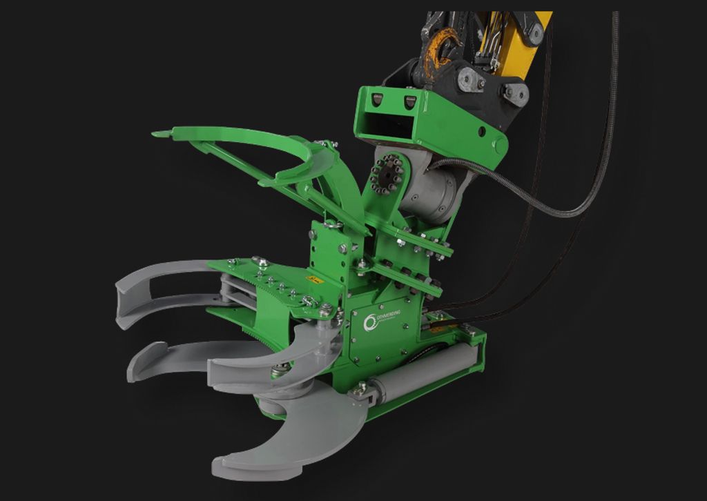 Forstgreifer am Baggerarm auf schwarzem Hintergrund