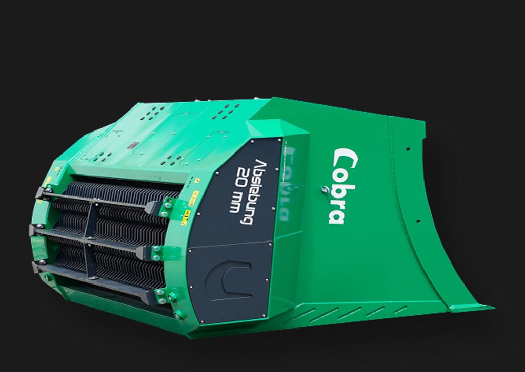 Cobra Sieblöffel mit Siebtechnik freigestellt auf schwarzem Hintergrund