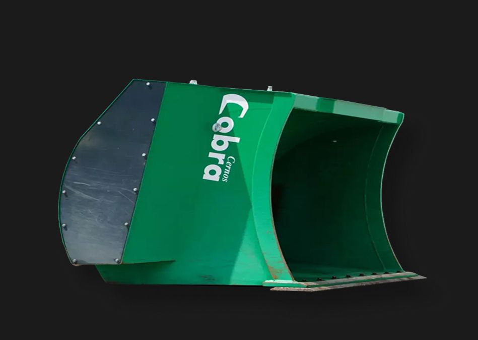 Cobra Sieblöffel Anbaugerät freigestellt vor schwarzem Hintergrund